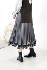Grey pleats skirt in petal hem