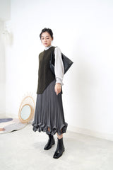Grey pleats skirt in petal hem