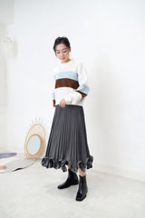Grey pleats skirt in petal hem