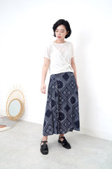 White top w/ twist knot detail