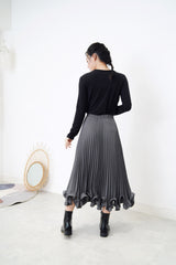 Grey pleats skirt in petal hem