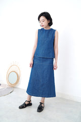 Blue denim skirt w/ outlined stitching