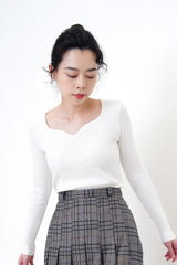 White soft thin sweater in wave collar