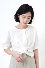 White shirt blouse in knot hem
