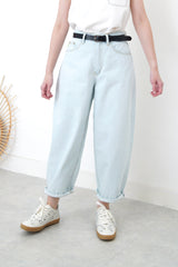 Light bleach wash carrot cut jeans