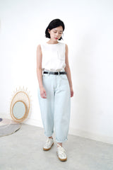 Light bleach wash carrot cut jeans