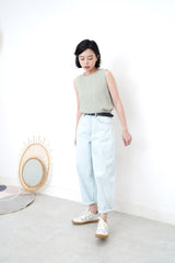 Light bleach wash carrot cut jeans