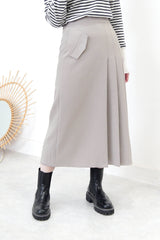 Grey h cut skirt in detail pleats