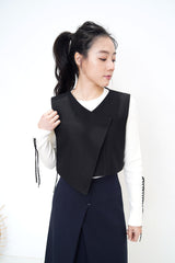 Black crop cut vest in asy. Cutting