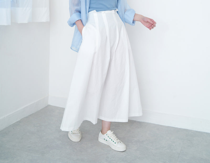 White flare cut skirt in pleats waist details