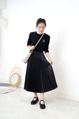 Black pleats skirt in faux leather