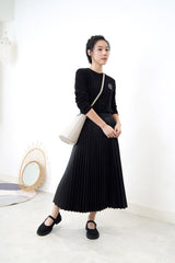 Black pleats skirt in faux leather