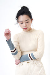 Beige knit top w/ contrast color sleeves