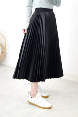 Black pleats skirt in faux leather