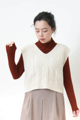 Beige knit vest in crop cut