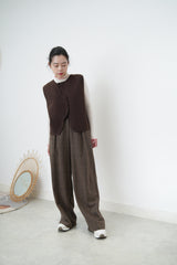 Brown vest in asymmetric buttons