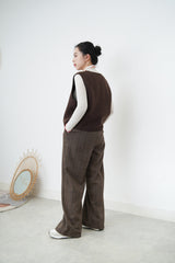 Brown vest in asymmetric buttons