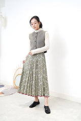 Khaki pleats skirt in floral print pattern