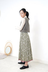 Khaki pleats skirt in floral print pattern