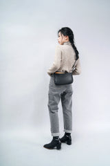 Washed black jeans in pencil cut