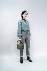 Washed black jeans in pencil cut