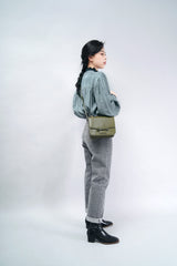 Washed black jeans in pencil cut