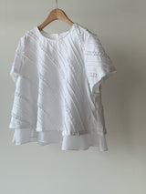 White double layering flare blouse in ruffles details
