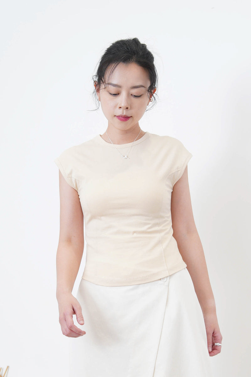 Butter minimal vest in round hem