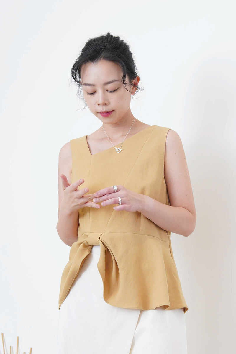 Milk tea ribbon hem vest w/ asy. Collar