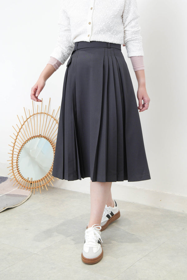 Charcoal detail pleats skirt with waist strap