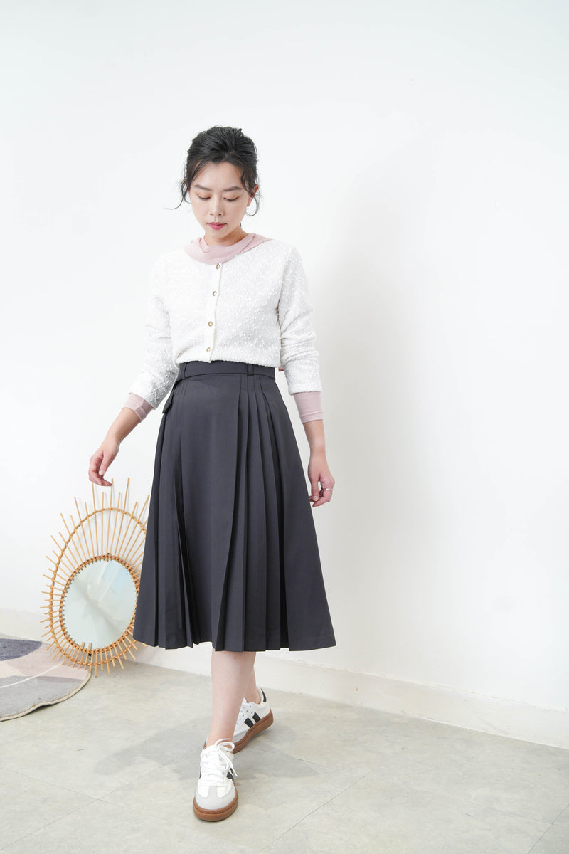 Charcoal detail pleats skirt with waist strap