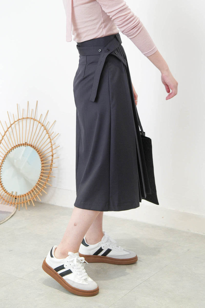 Charcoal detail pleats skirt with waist strap