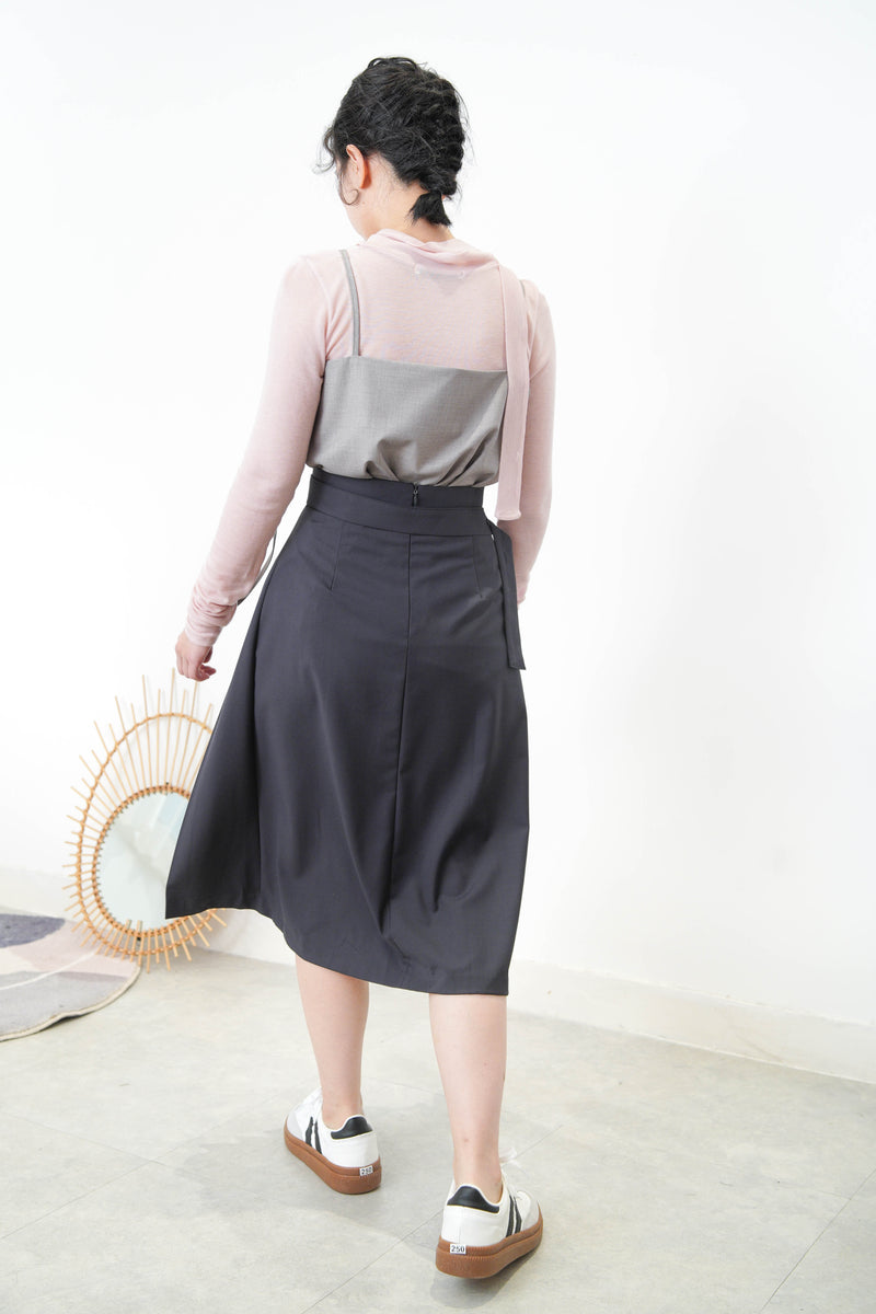 Charcoal detail pleats skirt with waist strap