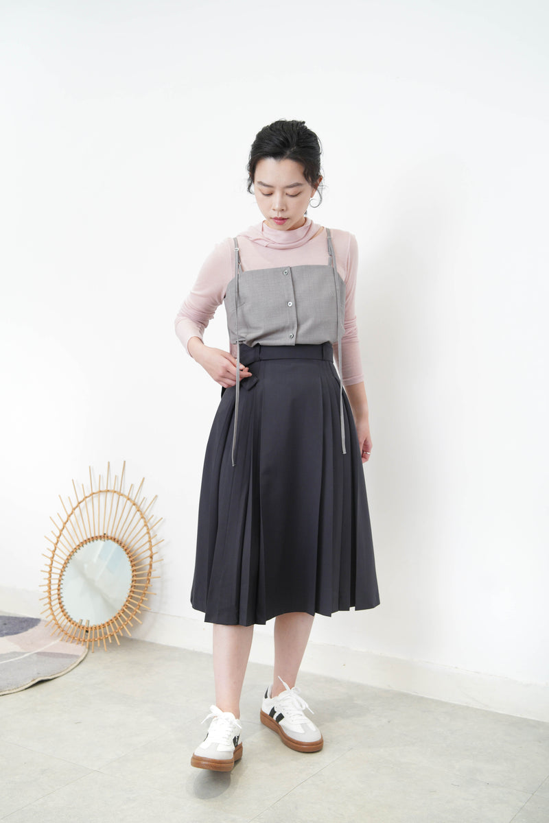 Charcoal detail pleats skirt with waist strap