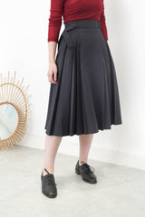 Charcoal detail pleats skirt with waist strap