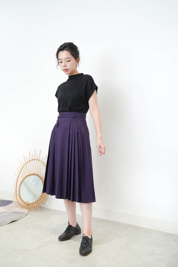 Black minimal top w/ loose neck cut