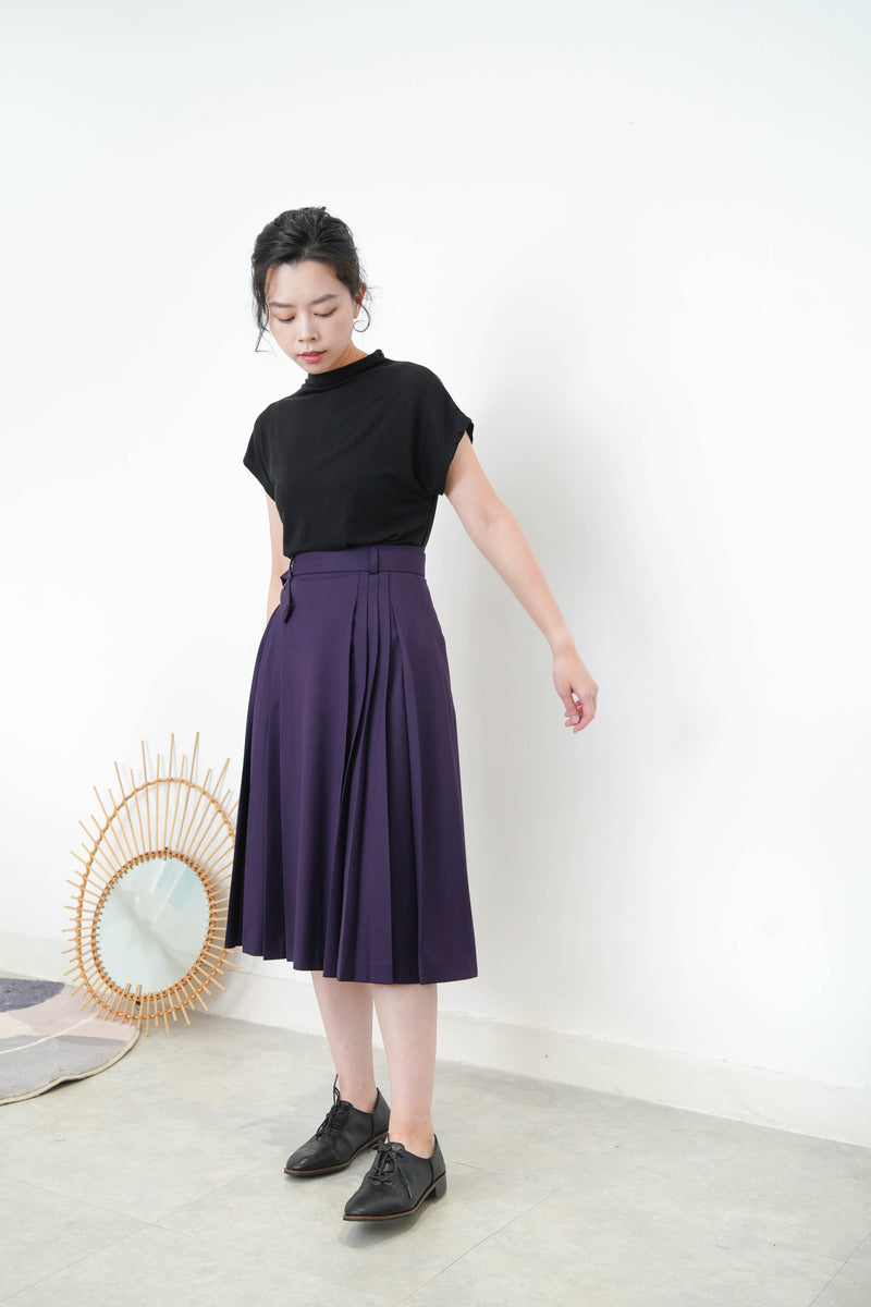 Dark puruple detail pleats skirt with waist strap