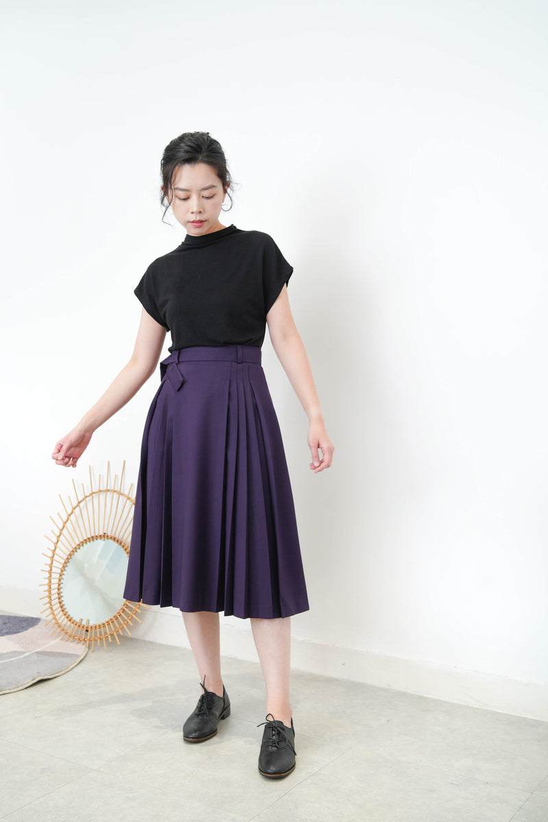 Dark puruple detail pleats skirt with waist strap