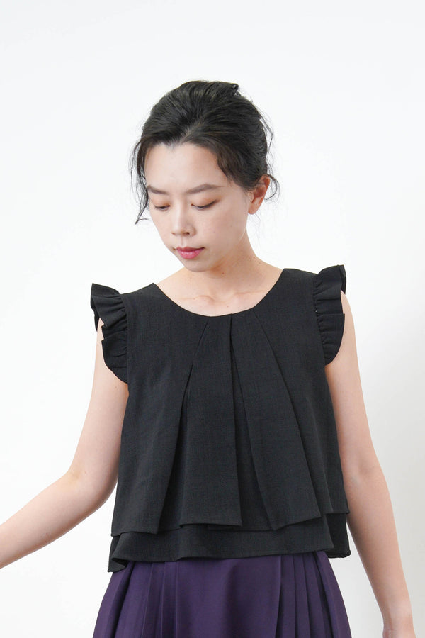 Black double layers vest in ruffle shoulders