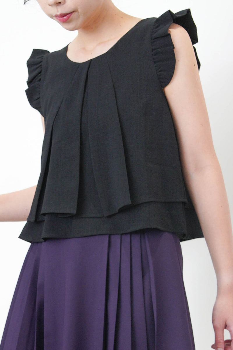 Black double layers vest in ruffle shoulders
