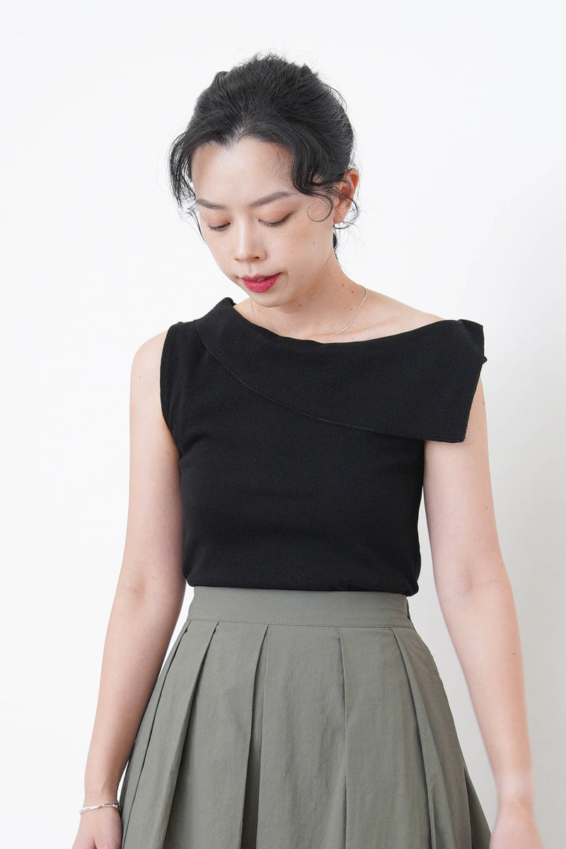 Black flipped layer vest in asy. Cut