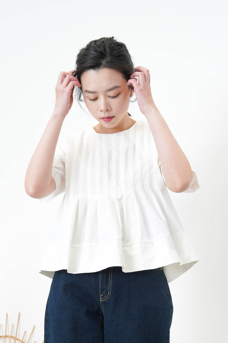 White pleats top in peplum hem