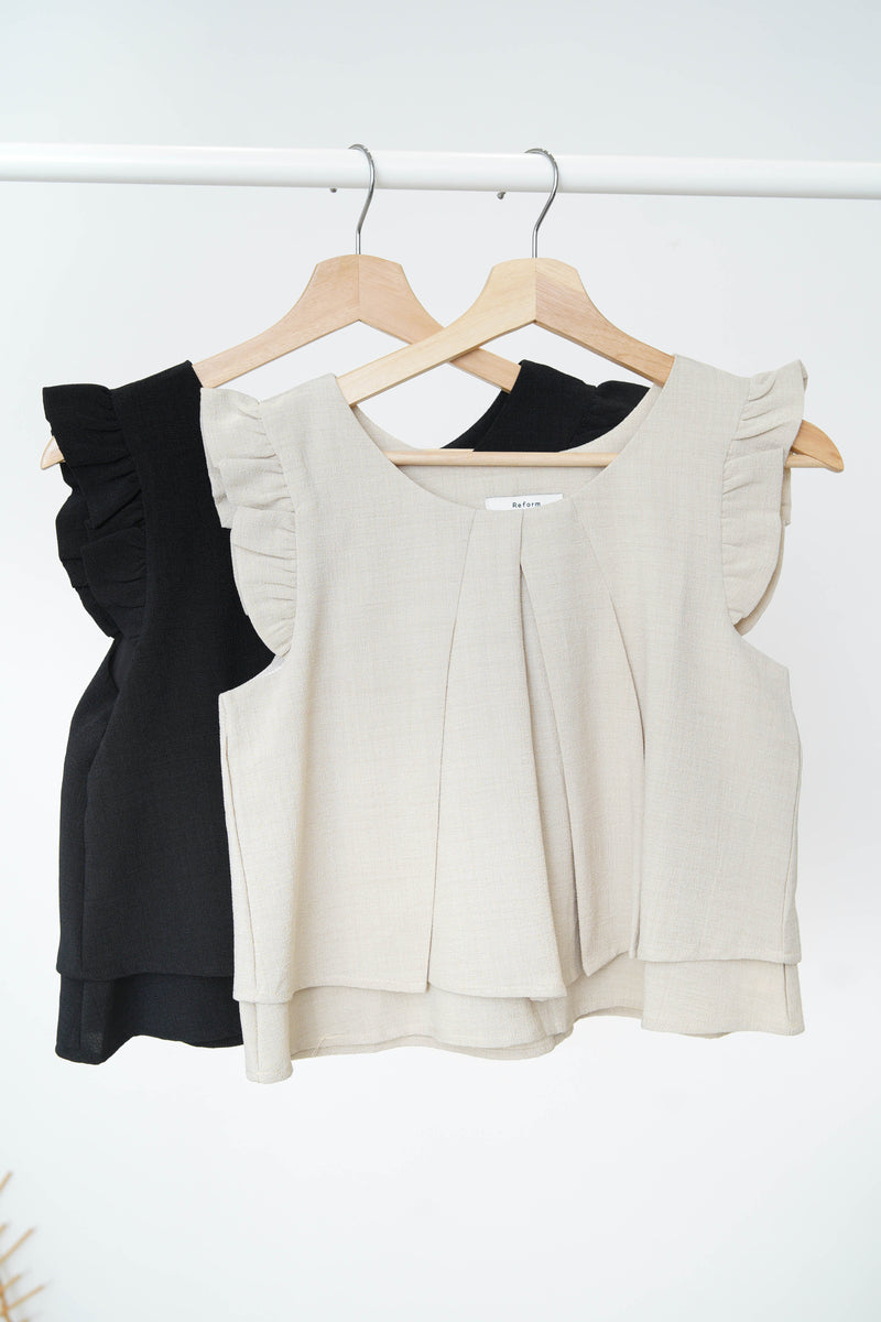 Black double layers vest in ruffle shoulders