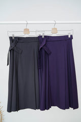 Charcoal detail pleats skirt with waist strap