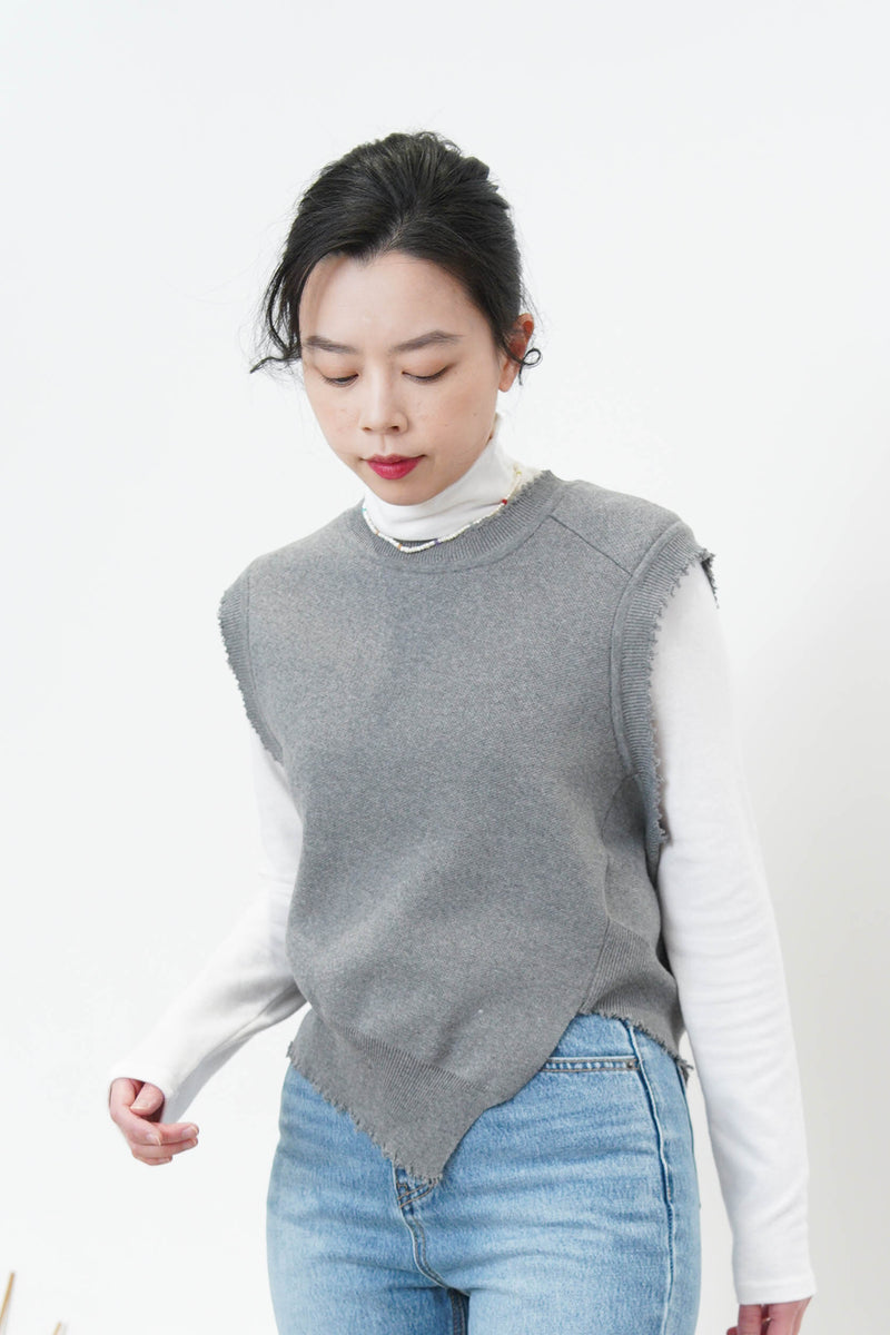 Grey asy. vest in fringe trimming