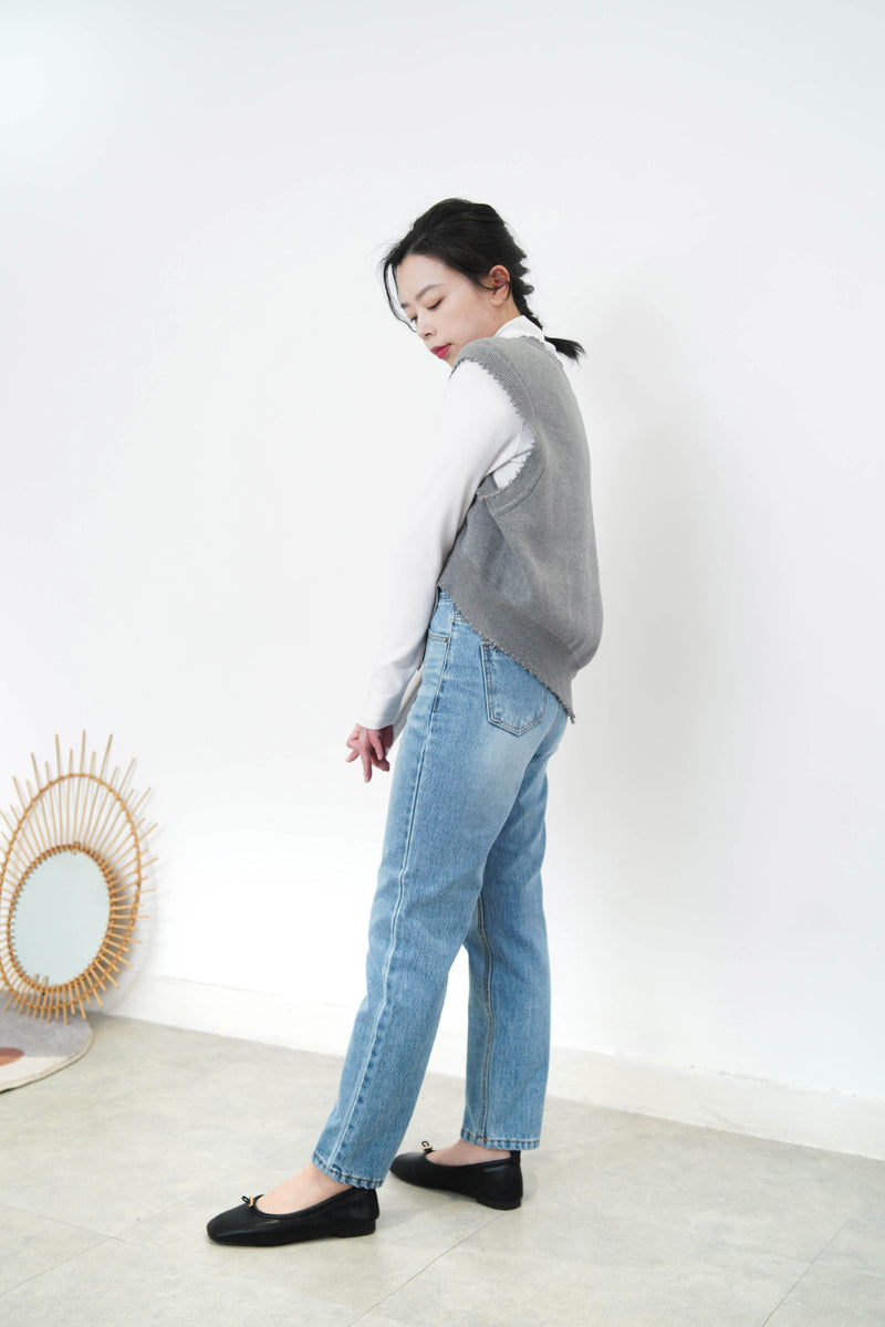 Grey asy. vest in fringe trimming