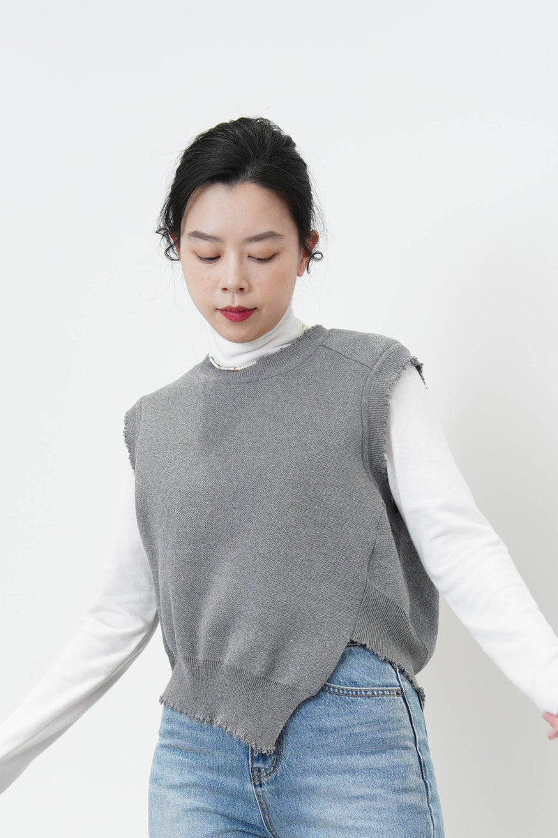 White turtle neck inner