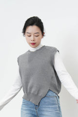 Grey asy. vest in fringe trimming