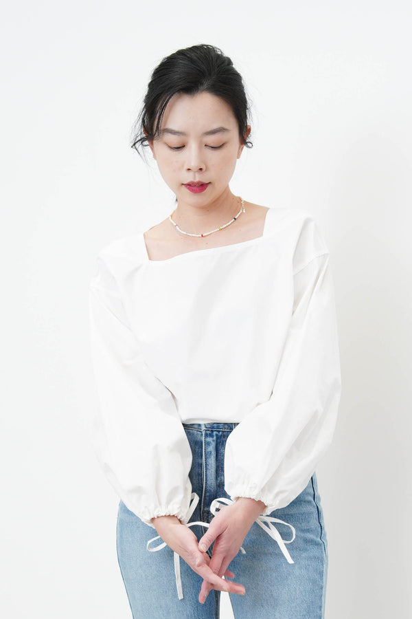 White balloon sleeve shirt in square neck