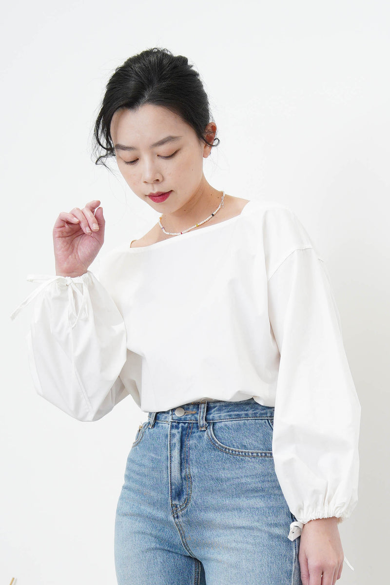 White balloon sleeve shirt in square neck